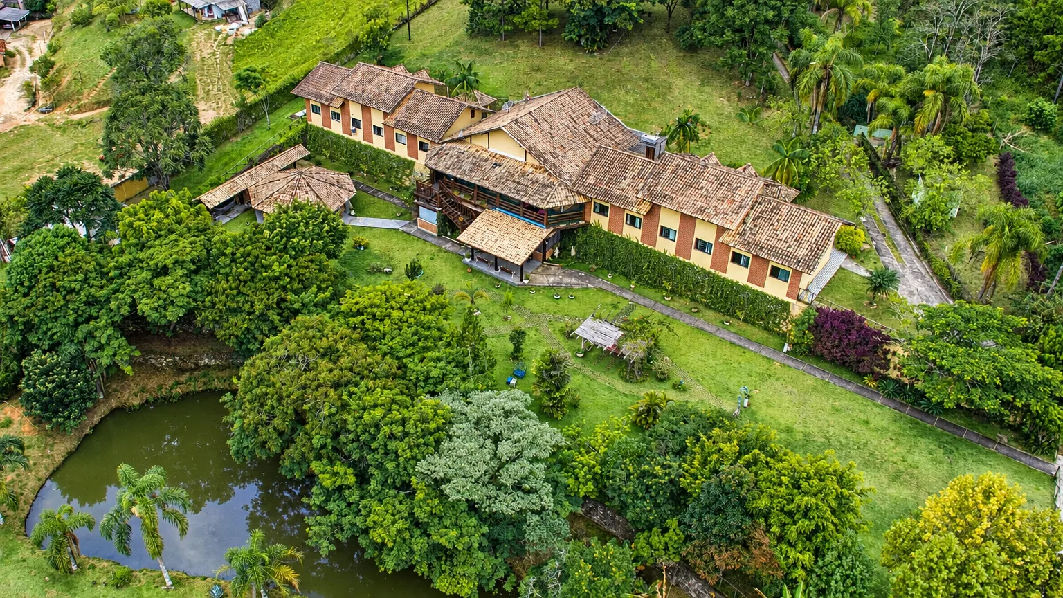 Vista aérea da Pousada Ventos de Outono com casarão e áreas verdes